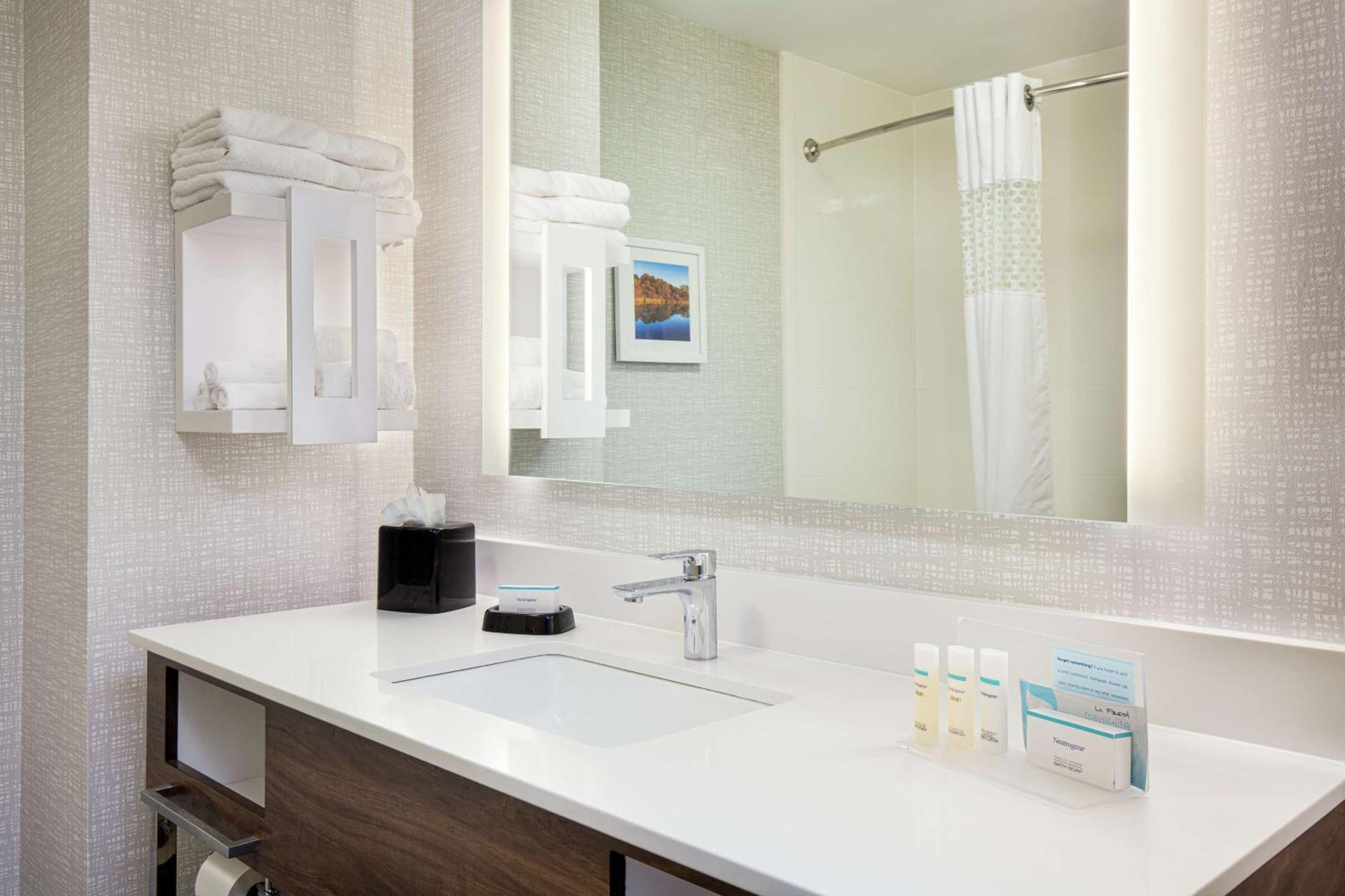 Newly Renovated Hampton Inn Omaha West Lakeside Екстер'єр фото