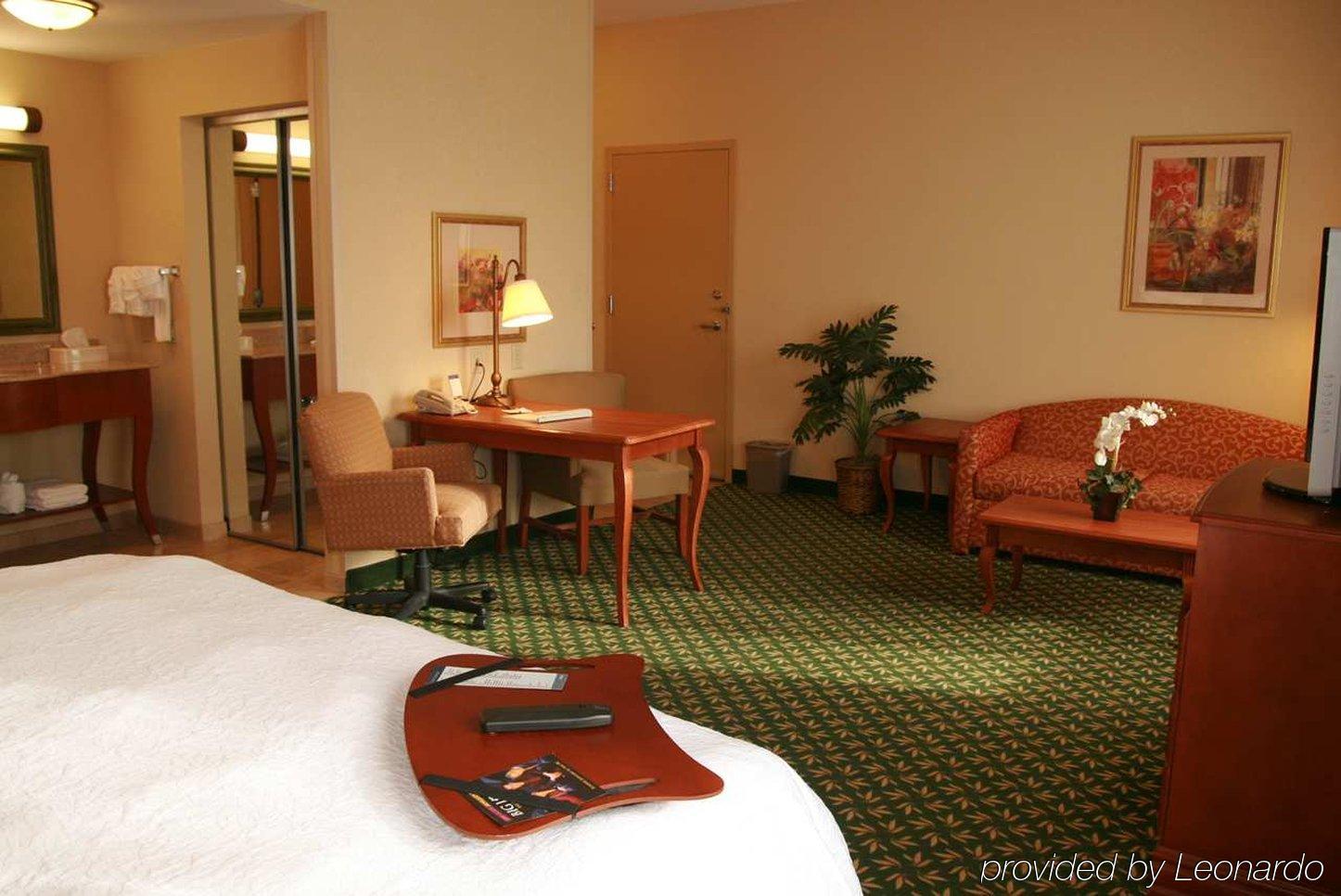 Newly Renovated Hampton Inn Omaha West Lakeside Номер фото