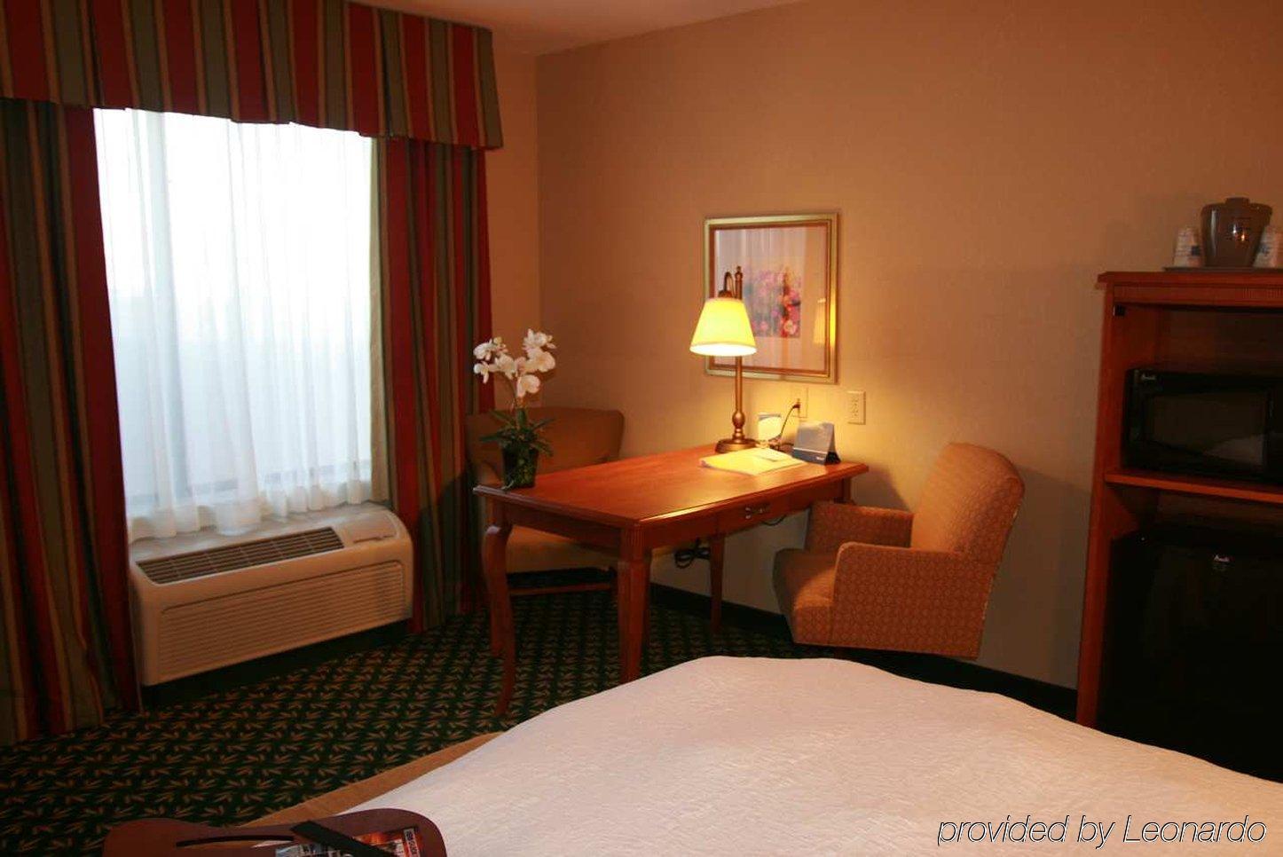 Newly Renovated Hampton Inn Omaha West Lakeside Номер фото