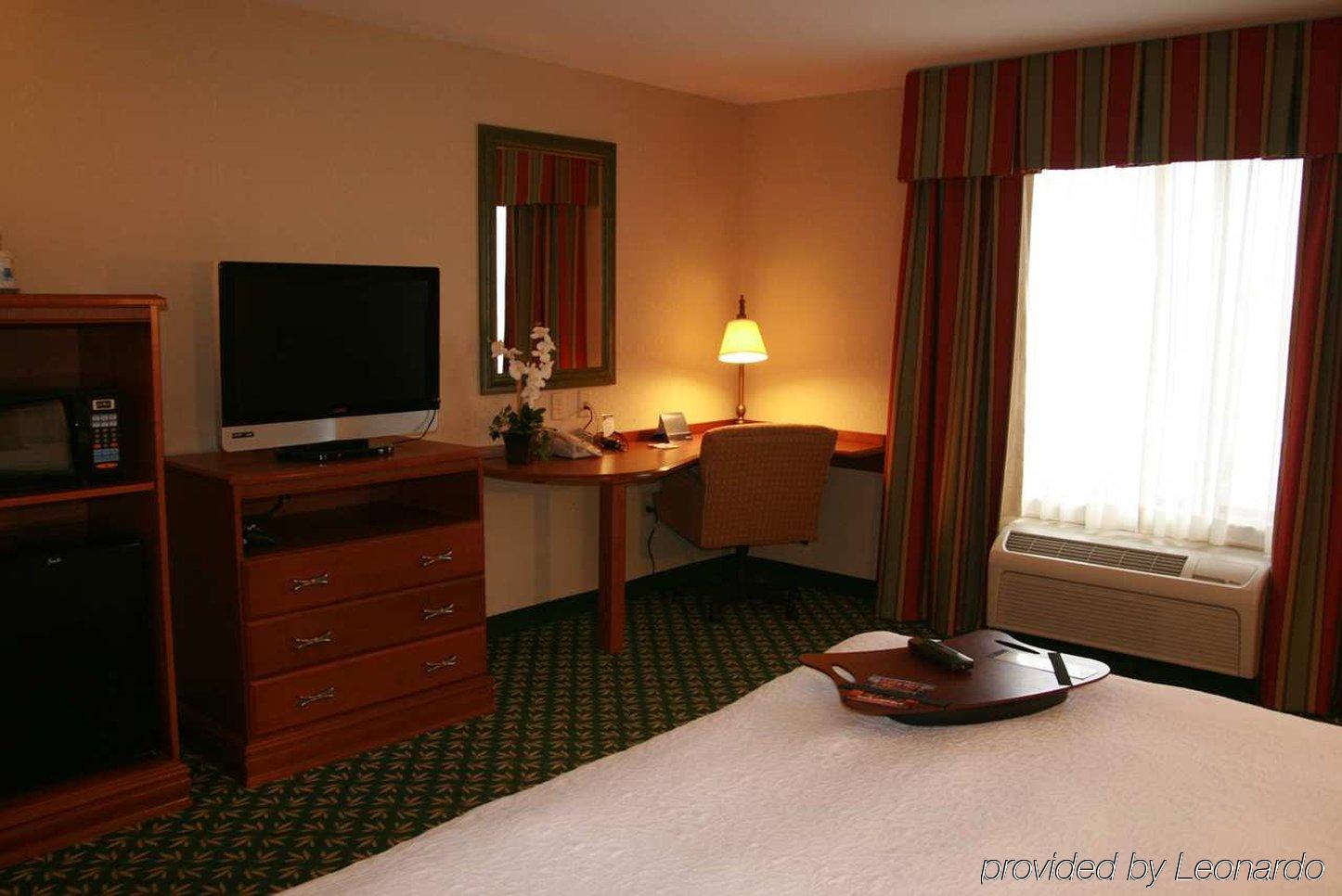 Newly Renovated Hampton Inn Omaha West Lakeside Номер фото