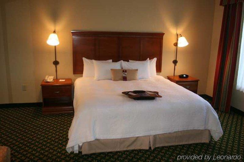 Newly Renovated Hampton Inn Omaha West Lakeside Номер фото