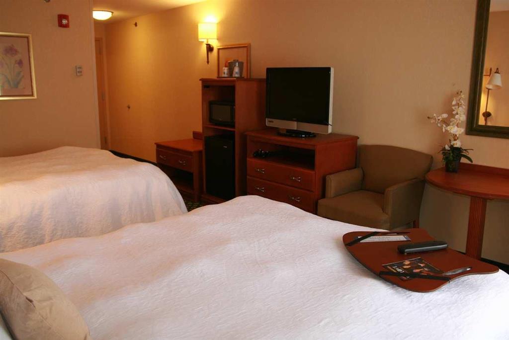 Newly Renovated Hampton Inn Omaha West Lakeside Номер фото