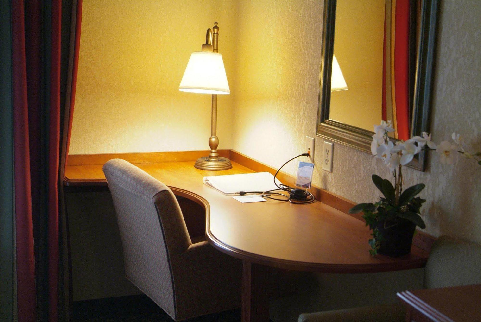 Newly Renovated Hampton Inn Omaha West Lakeside Номер фото