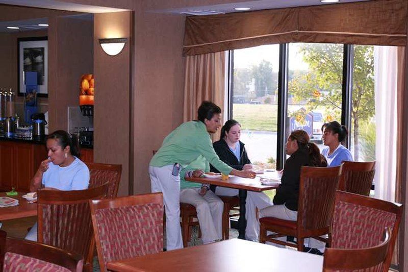 Newly Renovated Hampton Inn Omaha West Lakeside Ресторан фото